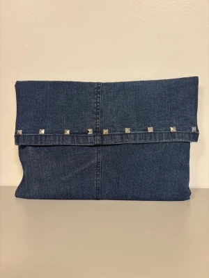 Datorfodral 💙 - Blått datorfodral av återvunna jeans med filt och silke inuti, silvriga nitar och magnetisk knapp!💙 Fodralet är ca 37x27 cm🌟