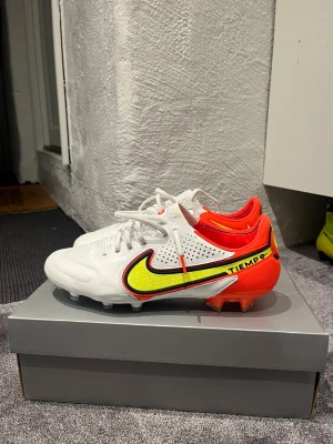 TIEMPO LEGEND 9 ELITE FG - Säljer ett par riktigt snygga Nike Tiempo i storlek 42. Aldrig använda, box ingår.