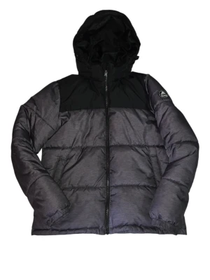 Svart och grå pufferjacka från H&M - Pufferjacka från H&M i svart och mörkgrått med huva och dragkedja framtill. Jackan har ett snyggt Alpes-märke på ärmen och är tillverkad i polyester. Perfekt för kalla dagar och har en loose passform med långa ärmar.