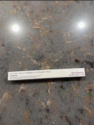 Rare Beauty ögonskuggsstick - Säljer en All of the Above Weightless Eyeshadow Stick från Rare Beauty. Skuggan heter Integrity och är superkrämig, lätt att använda för att linjera, skugga och highlighta ögonen. 