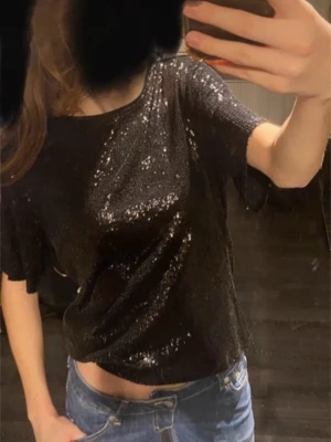 Fest topp - INTRESSEKOLL!!!   Fin paljett topp- perfekt till fest eller liknande💗💗 Vid köp HÖR AV DIG TILL MIG INNAN, tack!! Endast använd två gånger- fortfarande superfint skick, nyskick!!  Storlek S, köpt från Bikbok. Öppen för bud MEN ENDAST för INTRESSEKOLL!!⚠️⚠️  Vid mer info osv hör gärna av dig🫶🏼🫶🏼