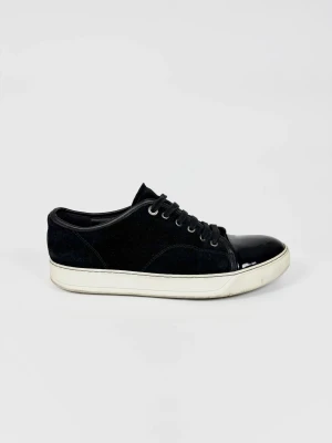 Lanvin Cap Toe skor - | Säljer ett par Lanvin cap toe sneakers i riktigt bra använt skick. | Storlek: 41/UK7 | Dustbag ingår | Hör av dig vid frågor eller funderingar.