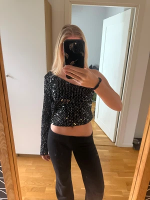 Glitter topp - Fin topp från Only, passar bra till nyår💞använd endast en gång💞