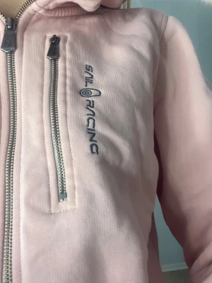 Zip hoodie - En rosa sail racing zip hoodie är använd max två gånger och jag använder den inte mer tyvärr den är som ny inga defekter på den heller,den är storlek 15-16 år alltså M