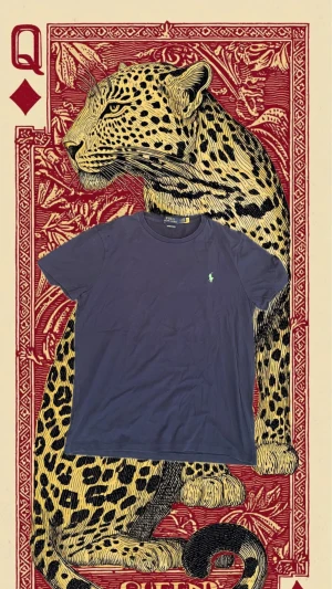 Mörkblå t-shirt Polo Ralph Lauren - Snygg mörkblå t-shirt från Polo Ralph Lauren i custom slim fit. Framtill finns en liten grön logga och på ryggen står POLO RALPH LAUREN i grönt och vitt. T-shirten har rund hals och korta ärmar, tillverkad i mjuk bomull.