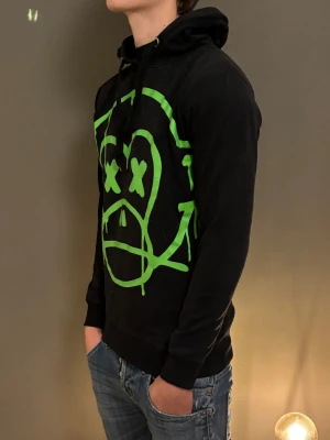 Spray paint hoodie - Schysst hoodie köpt i Milano, modellen är 183cm