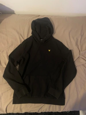 Lyle & scott  - Säljer nu min lyle and scott hoodie och den är jätte skön och man kan ha den till både en vilodag hemma bara och ha den till skolan och för att dra ut med vänner. Säljer den för den är för liten på mig annars inga problem, skriv gärna om ni har några frågor😁