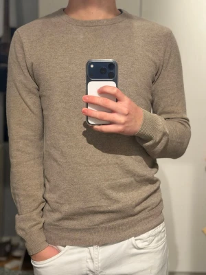 Kashmir tröja från John henric - En 100 % Kashmir tröja från John Henric i perfekt skick. | Otroligt skön tröja som passar perfekt nu när de är kallare. Snygg med en skjorta under!! | Modellen är 180. | Hör av er vid frågor!🌟