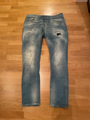 Dondup jeans  - Ljus blåa dondup jeans med slitningar. Storlek 34, dock lite mindre än de andra jag har i 34. Köpta från united fashion i Göteborg. 