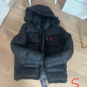 Ralph Lauren Jacka - Helt ny - Helt ny Ralph Lauren jacka  med tags. Både riktigt snygg och bekväm. Storlek S. Tveka inte ställa frågor vid intresse🙌
