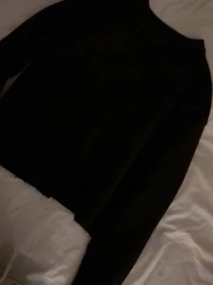 Svart stickad tröja BERSHKA - Aldrig använd , säljer då den inte kommer till användning💕💕