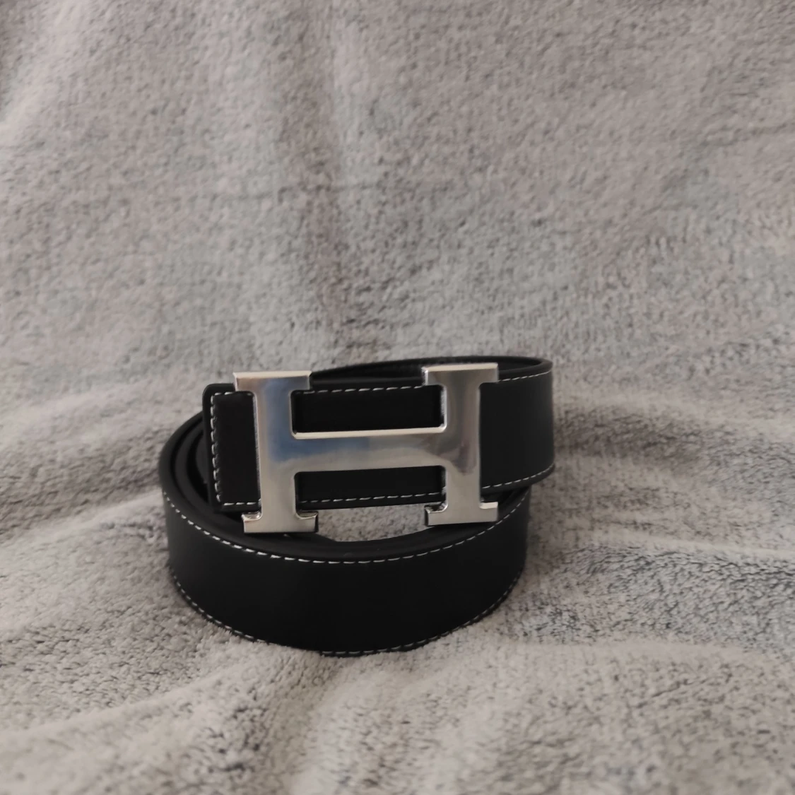 Svart skärp med H-spänne i silver - 1