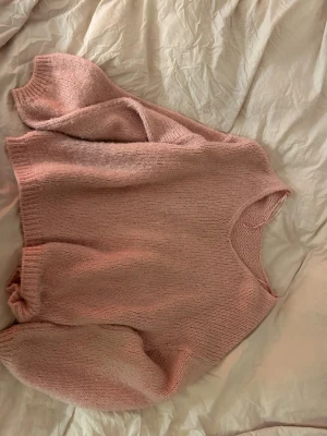 Stickad rosa kofta  - Stickad rosa kofta använd och så fin storlek S och M 