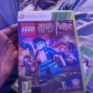 LEGO Harry Potter Years 5-7 Xbox 360 - LEGO Harry Potter Years 5-7 till Xbox 360, komplett med fodral, manual och skiva. Spelet är i fint skick och passar för alla åldrar från 7 år. Upplev magiska äventyr med över 200 karaktärer och co-op-läge. Perfekt för fans av LEGO och Harry Potter.
