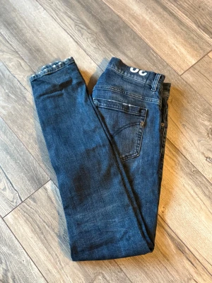 Dondup George slim fit - Tja säljer nu dessa riktigt snygga Donup george i storlek 30. Nypris ca 3500kr. Skick 10/10 vid minsta lilla fundering är det bara att höra av sig.
