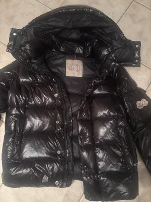 Moncler jacka  - Maya 70th jubileums jacka, är osäker på äktheten därav priset men har legit checkat den på en professionell sida och enligt dom så va den äkta men har inget kvitto eller liknande. Det är äkta dun i den så den är väldigt varm.Det är en redig vinterjacka som håller dig varm hela vintern. Ända defekten är ett snitt/hål i armen men det är på ett diskret ställe så det syns knappt, men de går såklart att laga med klädlapp så blir den så fin som ny igen. Annars är den fullt fungerande utan defekter🤝🏼