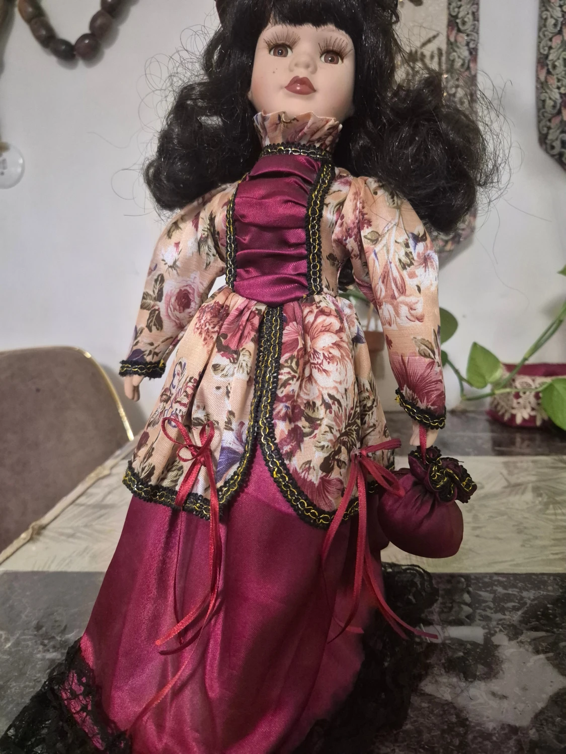 Viktoriansk stil samlarminnen, 45cm porslinsdocka, rubinbruna ögon, svart hår - 3