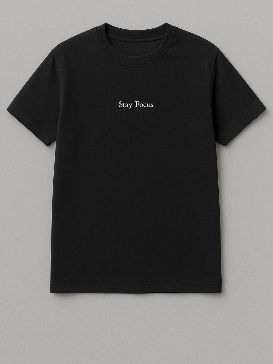 Svart premium T-shirt – “Stay Focus” brodyr (L)