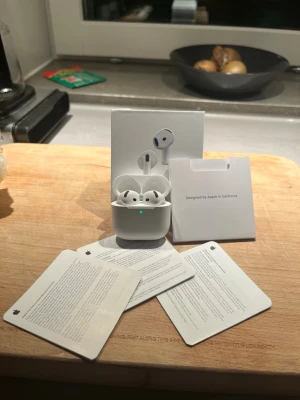 Hörlurar - Wireless Earbuds Apple AirPods 🎧 90 € Apple AirPods with charging case, in excellent condition. Includes original packaging and documentation.  ⭐️ Condition: 9/10 🎨 Color: White 📦 Fast and careful shipping.