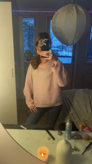 Ljusrosa stickad tröja - Mysig ljusrosa stickad tröja med rund hals och långa ärmar. Älskar tröjan men tycker att den är lite för tunn för min smak. Andvänt den ungefär 5 gånger och den har inga skador alls. Kommer tvättad!