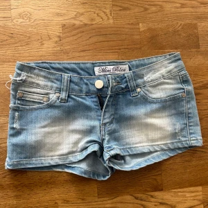 Lowrise Jeansshorts - Jättesnygga lowrise ljusblå jeansshorts med snygga detaljer, knappt använda pga de är för små, nypris 800kr, måtten är: 37 cm i midjan, 23 cm i benöppningen, 4 cm i innerlåret och 23,5 cm i längden