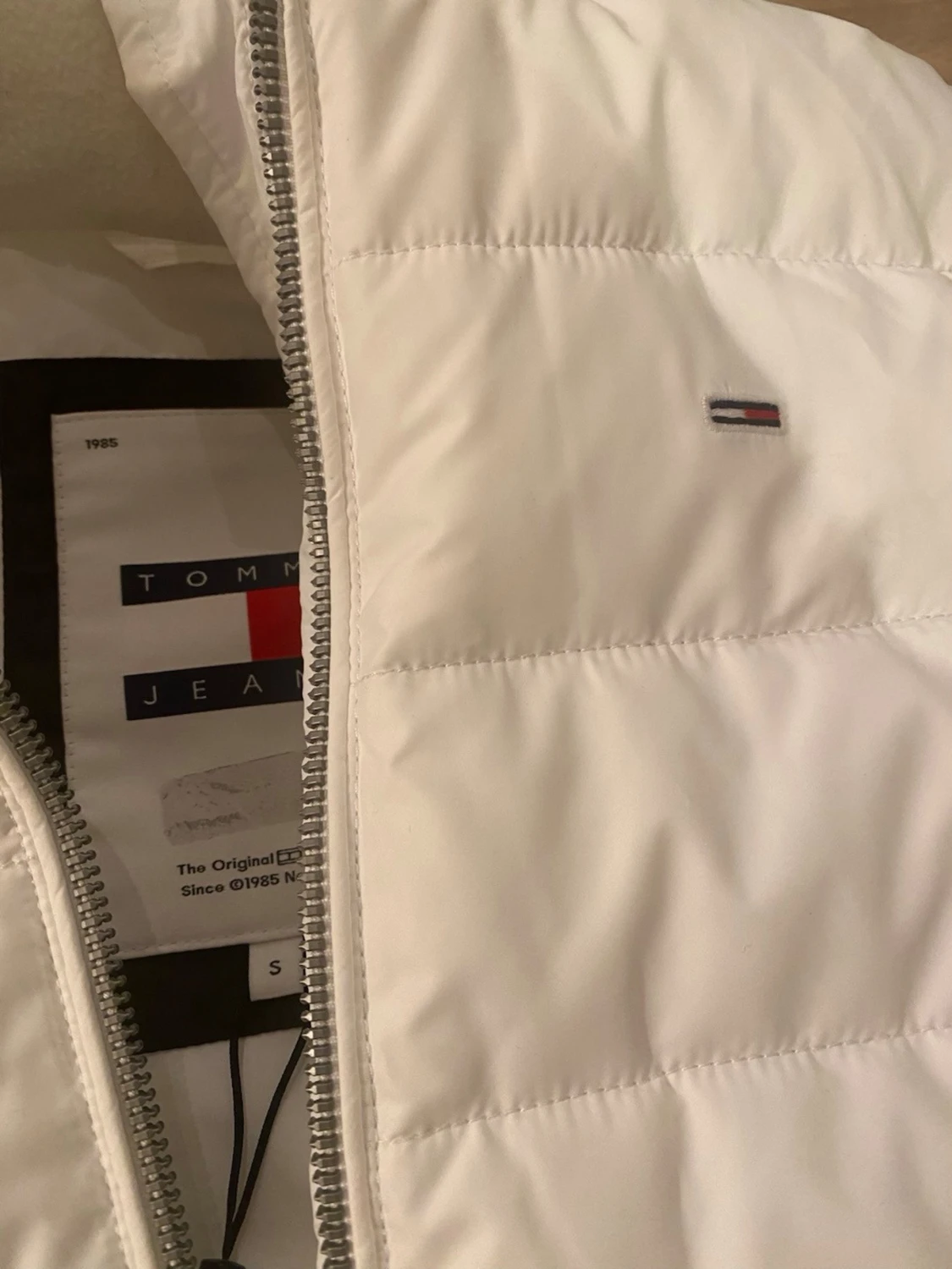 Vit pufferjacka från Tommy Jeans - 3