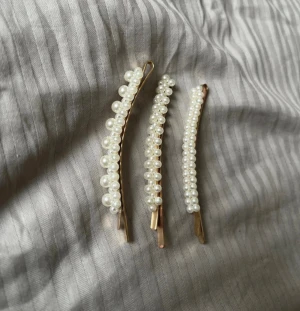 Hårklämmor med vita pärlor  - Bilden visar tre hårspännen med pärlor, jätte fina! 