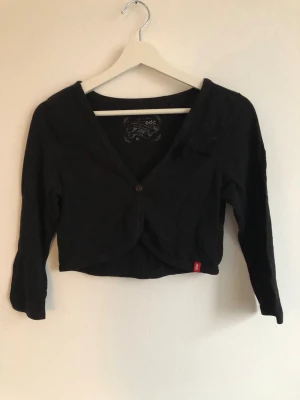 EDC bolero - Svart bolero i fint skick. Med liten rosett på ena sidan. S/M