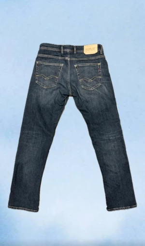 Replay Grover jeans i mörkblå denim - Säljer ett par helt nya Replay Grover jeans i mörkblå tvätt. Klassisk femficksmodell med raka ben och kontrastsömmar. Jeansen har normal passform. Perfekta för dig som gillar en tidlös och clean look. Storlek: W30 & L30.