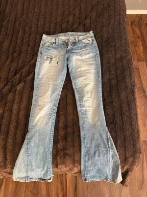 Bootcut jeans replay  - Nu säljer jag mina skitsnygga replay byxor som verkligen har varit ett par favoriter! Jag är 167 och de är bra längd på mig. De är lågmidjade bootcut med broderade fickor. Jag har sytt ut byxorna då de tidigare var skinny. På bilderna syns även några hål och slitage på båda bakfickorna och replay märket som låstnat lite. Midjemått: 37cm Innerbensmått: 85 cm. Dessvärre har byxorna blivit för små för mig, så därför säljer jag dem!💗