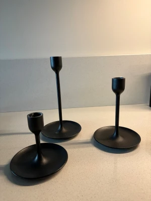 Ljusstakar  - Svarta ljusstakar som kommer i tre olika storlekar. Köpt från vad jag tror H&M för ungefär ett år sedan. Inget fel på någon av stakarna☺️