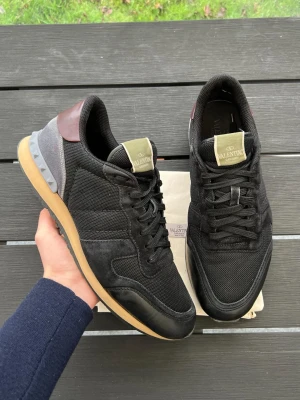Valentino rockrunners  - Perfekta vinterskor! Size 45! Skick 8,5/10! Dustbag ingår! Nypris ca 7200kr! Hör av dig vid frågor🙌🤩