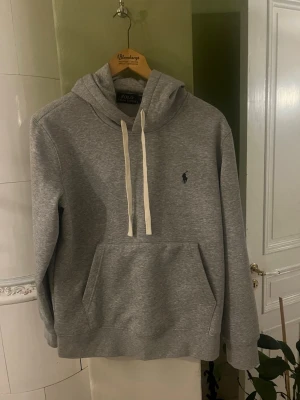 Ralph Lauren hoodie - Nästan helt ny Ralph lauren hoodie i storlek S. 