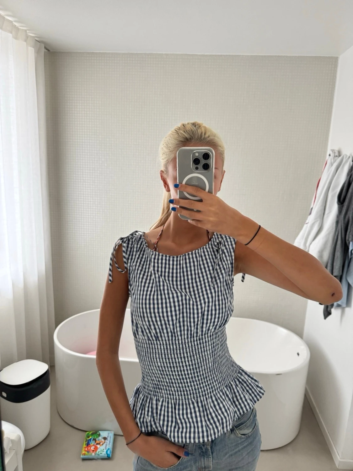 Blårutig blus med knyt på axlarna - 1