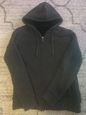 Stickad tjock hoodie - En tjock och varm hoodie som bland annat är i bra skick. Som referens är jag 180 cm på bilden.