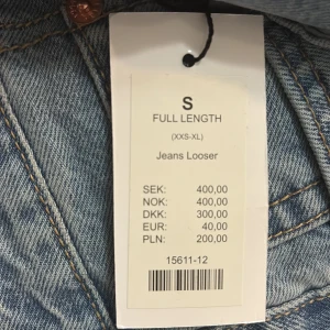 Ljusblå jeans Looser full längd - Säljer ett par ljusblå jeans från Looser i modellen full längd. Byxorna har en loose passform med raka ben och klassisk femficksdesign. Tillverkade i jeansmaterial med ljus tvätt och detaljer i kopparfärgad metall. Perfekt för dig som gillar avslappnad stil. Från Lager157 (Slutsålda)!!😍😍🌸
