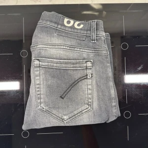 Dondup George  - Dondup george Jeans i mycket fint skick | Otroligt snygg och populär färg | Storlek W29, fråga om mått vid osäkerhet | Hör av dig vid frågor eller funderingar!