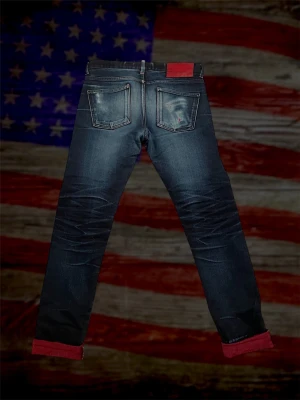 Naked & famous selvedge jeans - Ett par riktigt snygga och extremt unika selvedge jeans från naked & famous med röd färg på insidan vilket gör att man får extremt coola slitningar där det röda kommer igenom. Jeansen är i väldigt bra skick utan några hål o så vidare och dom är i storlek 32!