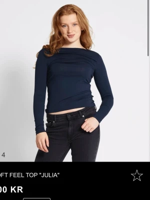 Mörkblå långärmad topp Julia - Mörkblå långärmad topp med rund halsringning och figurnära passform. Toppen är enkel. Mjukt och stretchigt material som sitter skönt på kroppen. Från lager 157! Använt en gång, tråd från prislapp finns kvar💗
