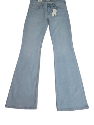 Ljusblå bootcut jeans  - Snygga ljusblå jeans från Lager 157med klassisk bootcut-passform och fem fickor. Jeansen har en låg midja och är tillverkade i mjukt denim-material. Perfekta för dig som gillar retrovibbar och vill ha en cool siluett.