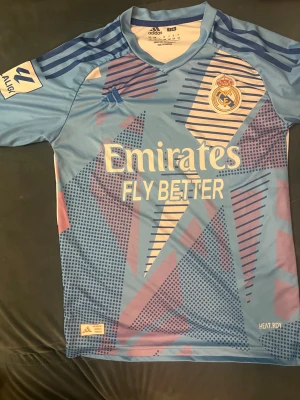 Real madrid courtois tröja storlek 164 - En fin real madrid courtois fotbolls tröja som är knappt andvänt och som är i jättebra skick, storlek 164