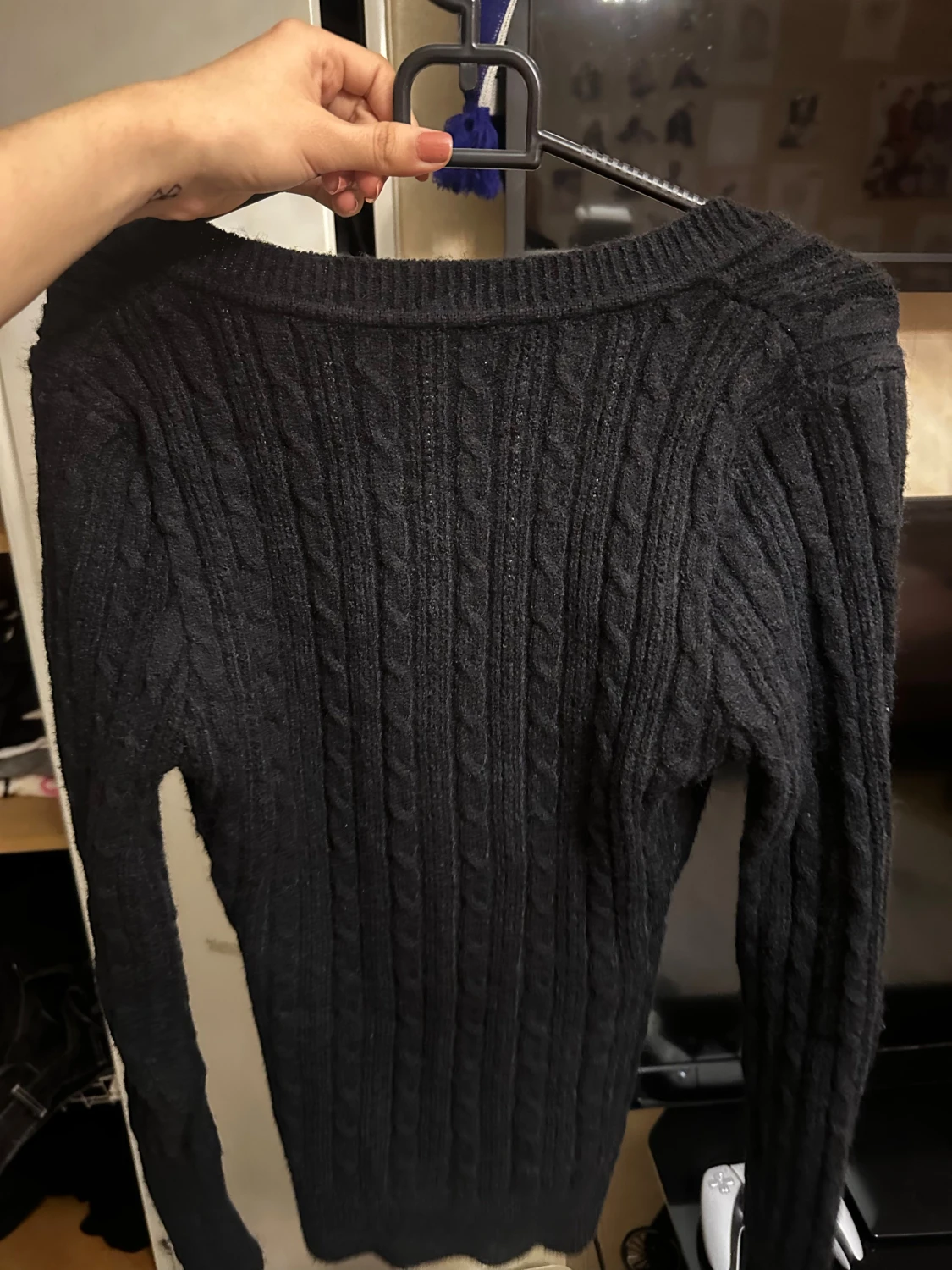 Svart stickad v-ringad tröja :) - 3