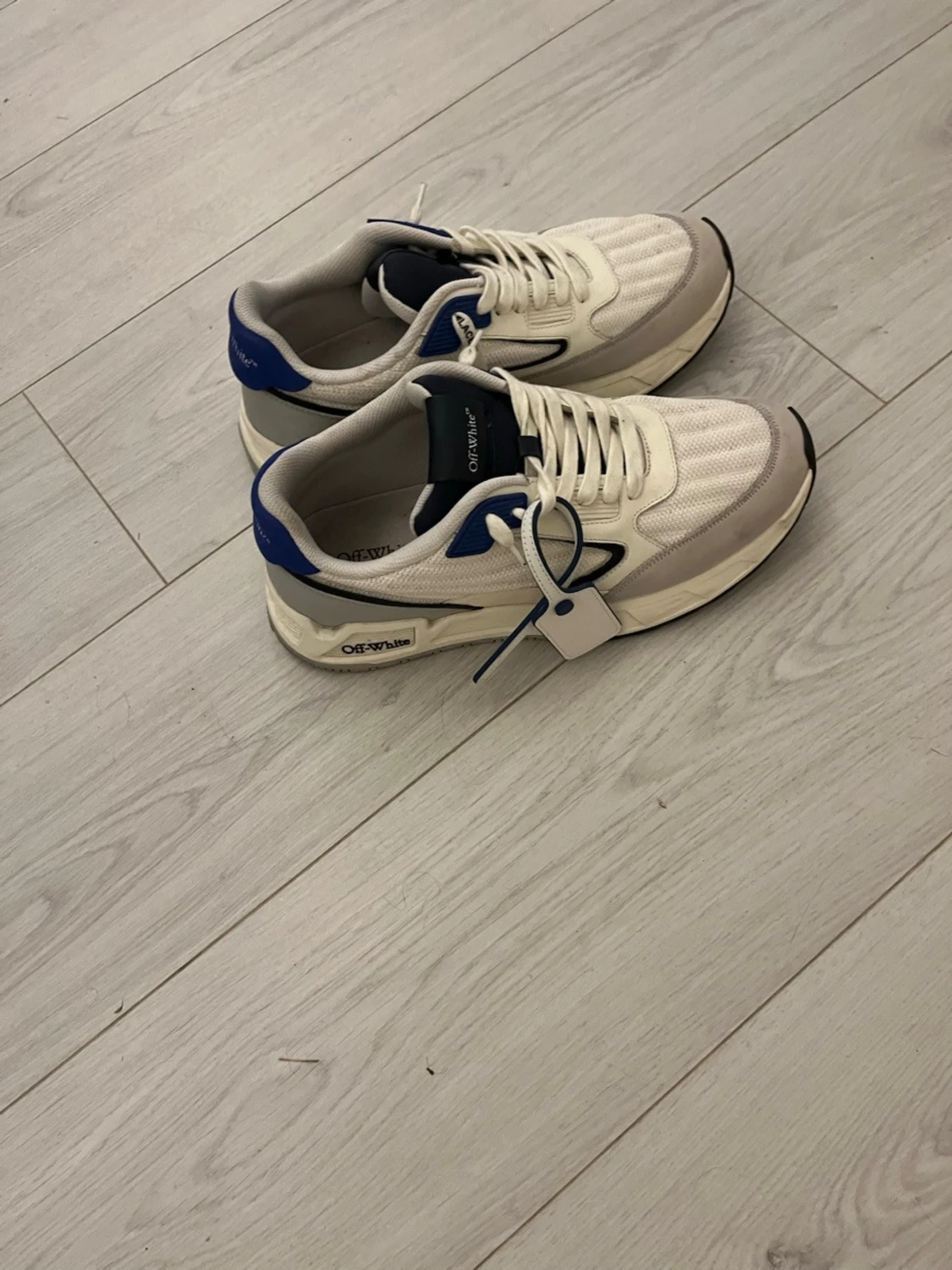 Off-White vita sneakers med blå detaljer - 2