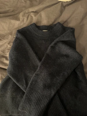 Mörkblå stickad tröja - En jätte fin mörkblå stickad tröja från gina jag köpte förra vintern och inte får någon användning för! använd fåtal gånger, storlek 158/164 men sitter som en vanlig xs