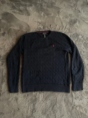 Ralph louren tröja  - Säljer denna stickade Ralph louren tröjan i bra skick. Tröjan har inga större defekter kanske tappat lite färg i tvätten men inte mer än så. Storleken är XL men skulle säga att tröjan är s/m jag är 182 och väger 60 kg och tröjan är på gränsen för liten för mig. Skriv vid intresse eller mer bilder. 