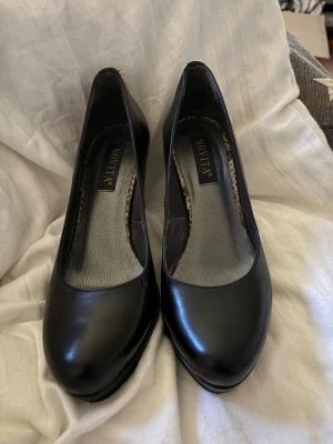 Novalita klackskor - Sköna och mjuka klackskor från Novalita. Pga en högre platå fram så är inte klacken lika hög men ser ut att vara det. 