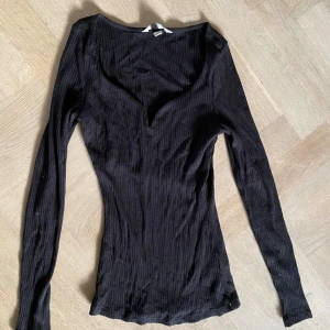 Svart ribbad långärmad topp H&M - Säljer en svart ribbad långärmad topp från H&M i storlek XS. 
