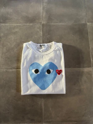 Comme des Garçons T-shirt  - Skick: 7/10 | Defekter: Gult under armhålorna, men inget man ser vid användning | Storlek: M | Passar S | Passar längd 170-175 | Mitt pris: 499 | Pris kan diskuteras vid snabb affär! | Hör av er vid frågor eller funderingar 🙌