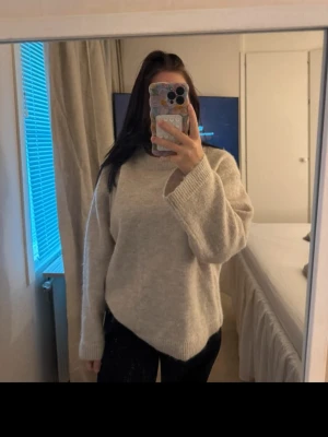 Beige stickad tröja från Gina tricot  - Jätte fint skick!!