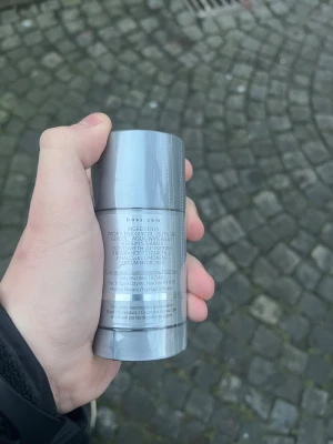 Boss Bottled Deodorant Stick - Snygg och stilren deodorant stick från Boss i en silverfärgad plastförpackning. Produkten innehåller 70 g och har en modern, minimalistisk design med tydlig logga. Perfekt att ha med sig i väskan för en fräsch känsla hela dagen.